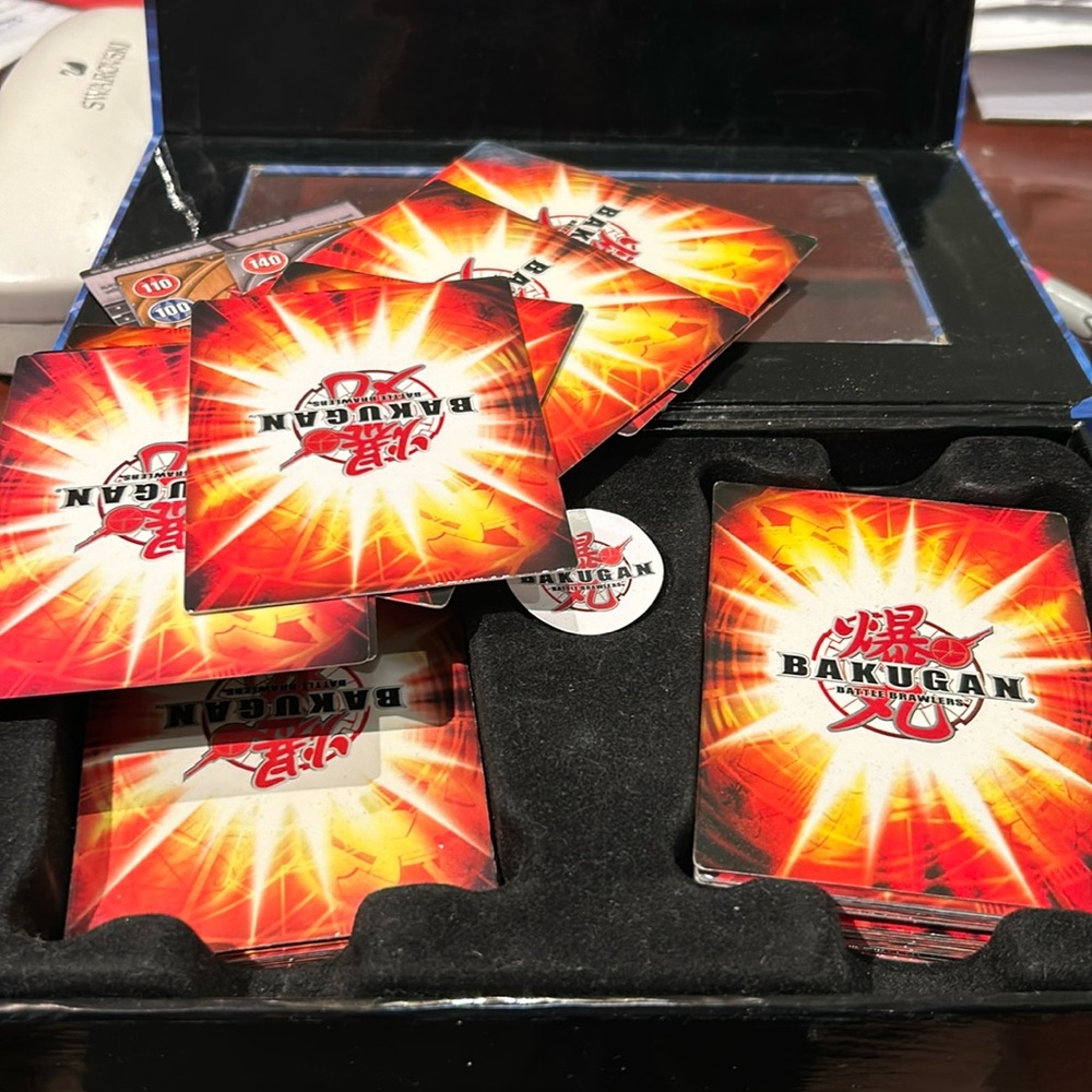 BAKUGAN BATTLE BRAWLERS Magnetic Card Case With 23 Heavy, Magnetic Cards